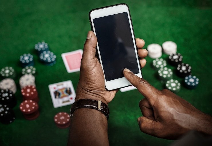স্মার্টফোনে up7bet সেটআপ করছেন একজন তরুণ বাংলাদেশি ব্যবহারকারী